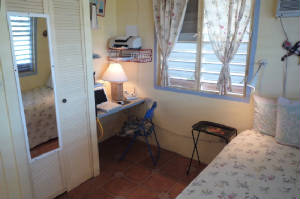 HousePix/2ndbrdesk.jpg